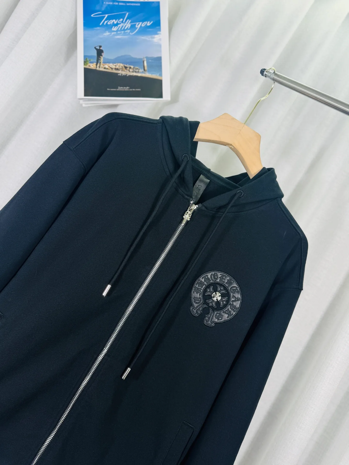 P350 top version, real shot without P, ​​different from market currency) 𝗖𝗵𝗿𝗼𝗺𝗲 𝗛𝗲𝗮𝗿𝘁𝘀/Cro Heart 2025 washed and burned flower patch embroidered autumn and winter new original single counter American patchwork 3D three-dimensional couple casual cardigan sweater 👑The highest version! Customized fabric 480g tripe terry fabric! American acid-washed and distressed original fabric, laser burning + patch embroidery, exquisite embroidery of letters! The best-selling model in the counter, very comfortable to wear. Accessories: original molded and authenticated collar label➕100% silk wash label. Genuine purchase-grade original hangtag➕matching hanging rope➕3D hanging beads➕original packaging bag. Craftsmanship: The original version has consistent wiring! The highest version of the armhole matching technique! Color: Black Size: S M L XL Style: 25-350